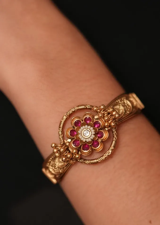 Apurva Pushp Openable Small Kada Sone Pe Suhaga Collection attrangi Earrings Apurva Pushp Openable Small Kada Sone Pe Suhaga Collection attrangi Earrings