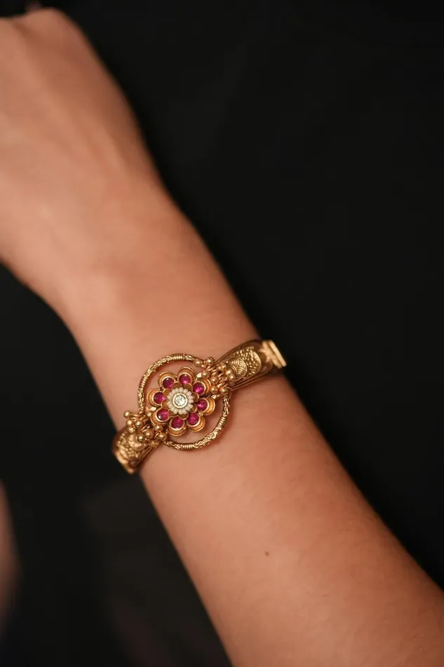 Apurva Pushp Openable Small Kada Sone Pe Suhaga Collection attrangi Earrings Apurva Pushp Openable Small Kada Sone Pe Suhaga Collection attrangi Earrings