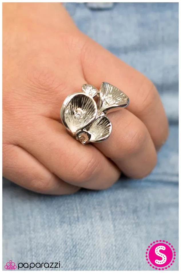 Paparazzi Jewelry Rings Paparazzi Ring Polished Petals White
