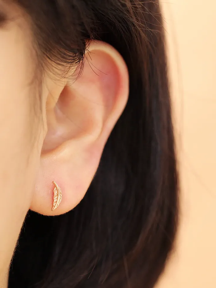 Earrings MinimalBijoux 14K Gold Leaf Cartilage Earring 20G