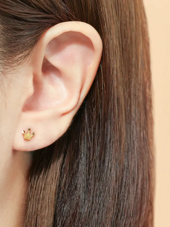 Earrings MinimalBijoux 24K Gold Shine Crown Cartilage Earring 20G