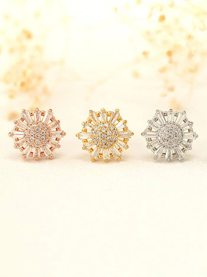 Earrings MinimalBijoux Pretty CZ Big Flower Cartilage earring
