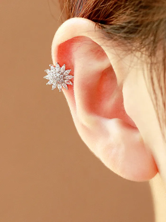 Earrings MinimalBijoux Pretty CZ Big Flower Cartilage earring