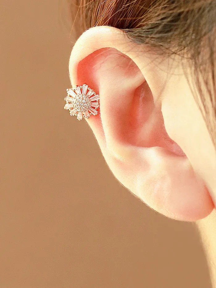 Earrings MinimalBijoux Pretty CZ Big Flower Cartilage earring
