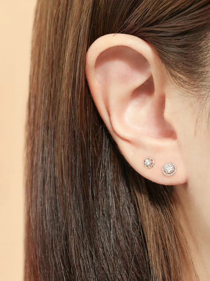 MinimalBijoux Earrings 14K Gold Moissanite Pansy Flower Internally Threaded Labret Piercing 20G18G16